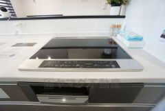 汚れてもサッとふける、お手入れのしやすいIHクッキングヒーター。オール電化なので経済的。