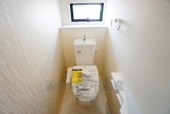 温水洗浄機付トイレです。節水機能もあるので、安心して使えますね。もちろん、1階2階の2ヶ所にトイレがあるので、忙しい朝にもゆとりができますね。