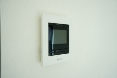 防犯はもちろん、セールスマン対策にもなるモニター付きインターホンです。お子さん1人での留守番時にも活躍しそうです。
