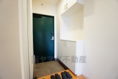 たっぷり収納できるシューズボックスです。家族全員の靴がきれいに整頓できます。棚の上にお花や写真を飾っても良いですね。