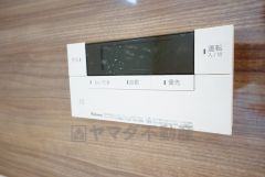 湯量・湯温の設定、そして保温までワンタッチのフルオートバス。便利な追い炊き機能付きです。
