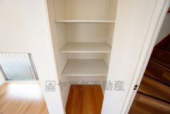 物が散らかりやすいリビングに収納スペースを確保。書類や雑貨をひとまとめにできまるため、お部屋をすっきりさせることが出来ます。