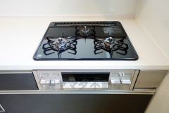 3種類の料理が同時に調理できる、3口ガスコンロ。忙しい夕食の支度時間が短縮できて嬉しいですね。