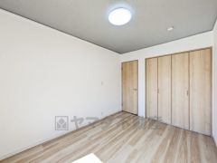 暖かい日差しが差し込む洋室。たっぷり収納できるクローゼット付きでお部屋の中をすっきりと快適に保てます。