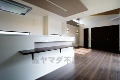 南側に大きな窓があるリビングダイニング。家族団らんのひと時を明るく演出します。