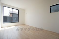 同仕様写真。寛ぎの時間を紡ぎだす主寝室は、大型ベッドを置いても余裕の広さを確保しています。
