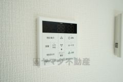 キッチン横からお湯張り、追い炊き、足し湯がボタン一つで楽々操作できる給湯機リモコンです。忙しい夕飯準備の時間帯に重宝しますね。