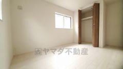 住む人のこだわりを活かす洋室。日当たりがよく、寝室としての利用もおすすめ。広めのクローゼットには荷物をすっきり片付けられ、ゆとりのある暮らしが出来ます＾＾
