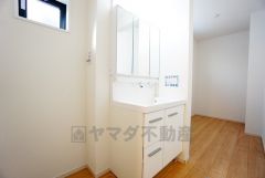 三面鏡つき洗面台。鏡裏にたっぷりとした収納スペースがあります。鏡を閉めてしまえば小物は見えないため、スッキリとした印象の洗面台にできます。