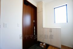 たっぷり収納できるシューズボックスです。家族全員の靴がきれいに整頓できます。棚の上にお花や写真を飾っても良いですね。