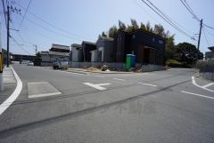 ゆったりとした9ｍ幅の道路をはさんでいることで陽射しを遮られることなくとても明るいです。
