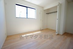 暖かい日差しが差し込む洋室。たっぷり収納できるクローゼット付きでお部屋の中をすっきりと快適に保てます。