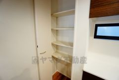 同仕様写真。まとめ買いしてもこの収納量なら心配要らずのパントリー。調理家電や食品のストックをすっきりまとめられ、キッチン周りを広々使えます。