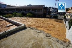 現地（2026年9月30日）撮影。敷地面積広々約82坪以上。全室2面採光＾＾南西向き＾＾陽当たり良好＾＾全居室収納スペース完備＾＾