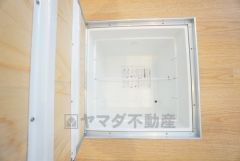 キッチンにある床下収納は、居住スペースを減らさずに買い置きの調味料や非常食などを保管することができます。