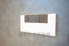 湯量・湯温の設定、そして保温までワンタッチのフルオートバス。便利な追い炊き機能付きです。