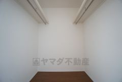 収納力豊富なウォークインクローゼット。洋服や小物などを1箇所にまとめて美しい収納を実現します。