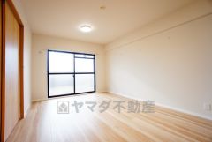 リビングは広々とした設計で、家族が集い、寛ぐ暮らしの空間を演出しています。思い思いの時間を過ごしたり、家族みんなで食事をしたり、素敵な団らんの場になりますね。