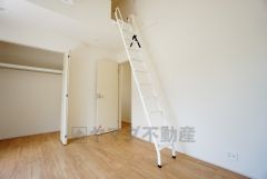 寛ぎの時間を紡ぎだす主寝室は、大型ベッドを置いても余裕の広さを確保しています。