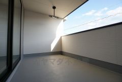 同仕様写真。陽当たりの良いバルコニーです。お洗濯やお布団干しはもちろん、日光浴スペースにも。足元は防水工事施工済です。