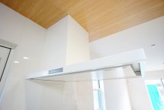 風量が弱・強と切替え可能なレンジフードが調理中の煙をしっかり吸い込みます。手元を照らすライト付きです。