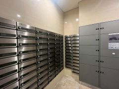 宅配ボックス付き。お仕事中や外出中などの不在時にも荷物が受け取れるのはとっても便利ですね＾＾セキュリティ面でも安心です＾＾