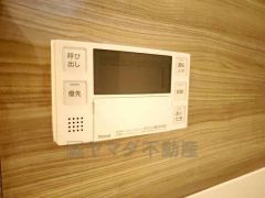 湯量・湯温の設定、そして保温までワンタッチのフルオートバス。便利な追い炊き機能付きです。