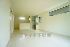 リビングは広々とした設計で、家族が集い、寛ぐ暮らしの空間を演出しています。