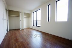 ご夫婦お二人のプライベートシーンを演出する寝室は、大容量のクローゼット付き。