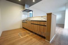 リビングやダイニングからキッチン周りが丸見えにならない対面式キッチン。テレビ鑑賞や家族との対話がしやすく、ご家族の温かい時間を演出します。