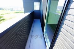 陽当たりの良いバルコニーです。お洗濯やお布団干しはもちろん、日光浴スペースにも。足元は防水工事施工済です。