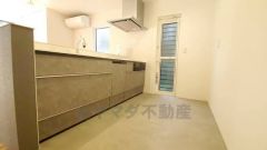 リビングやダイニングからキッチン周りが丸見えにならない対面式キッチン。テレビ鑑賞や家族との対話がしやすく、ご家族の温かい時間を演出します。