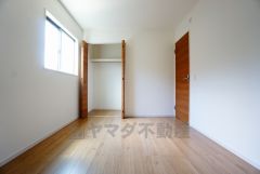 暖かい日差しが差し込む洋室。たっぷり収納できるクローゼット付きでお部屋の中をすっきりと快適に保てます。