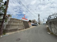 現地（2026年4月13日）撮影。前面道路は広く、車同士がすれ違うスペースが十分にあります。落ち着いた住宅地内で快適な生活を実現してみませんか＾＾