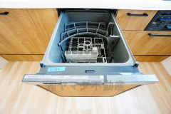 食事の後の手間を解消する食器洗い乾燥機付。冬場の洗い物で手荒れの悩みもなくなります。手洗いよりも節約できて便利。