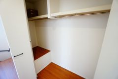 2階の廊下にも収納を確保。各居室に入りきれなかった荷物や、2階で使用する日用品のストック置き場に便利です。