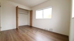 暖かい日差しが差し込む洋室。たっぷり収納できるクローゼット付きでお部屋の中をすっきりと快適に保てます。