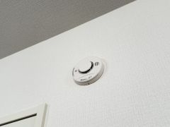 火災発生をいち早く知らせてくれる火災報知器は標準装備です。