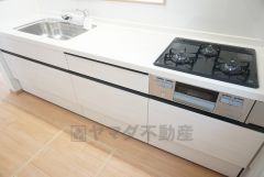 同仕様写真。リビングやダイニングからキッチン周りが丸見えにならない対面式キッチン。テレビ鑑賞や家族との対話がしやすく、ご家族の温かい時間を演出します。