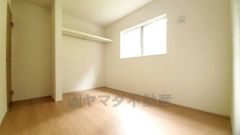 住む人のこだわりを活かす洋室。日当たりがよく、寝室としての利用もおすすめ。広めのクローゼットには荷物をすっきり片付けられ、ゆとりのある暮らしが出来ます＾＾