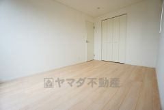 暖かい日差しが差し込む洋室。たっぷり収納できるクローゼット付きでお部屋の中をすっきりと快適に保てます。