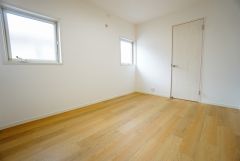 ご夫婦お二人のプライベートシーンを演出する寝室は、大容量のウォークインクローゼット付き。爽やかな風を感じて起きる朝は、快適生活の始まりに。