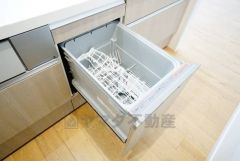 家事の時間が短縮できるフルオープンで開けやすい食器洗い乾燥機付。食事後に家族とのくつろぎタイムをしっかり取れます。