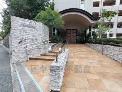 エントランスの外まで管理が行き届いた綺麗なマンションです。スロープが設置されており、お子様やご高齢の方の転倒を防ぐことが出来ます。