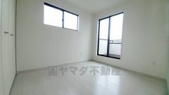 2面採光を確保した明るい室内は、風通しも良く、大変居心地の良い空間となっております。爽やかな風を感じて起きる朝は、快適生活の始まりに。