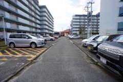敷地内平面駐車場。月額4000円～5000円。空き状況についてはお問い合わせください＾＾