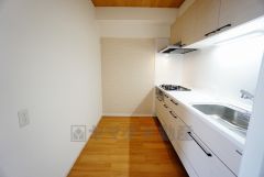 部屋の端に位置する壁付けキッチンは、デッドスペースができにくく、リビング・ダイニングを無駄なく広く活用できます。