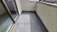 陽当たりの良いバルコニーです。お洗濯やお布団干しはもちろん、日光浴スペースにも。足元は防水工事施工済です。