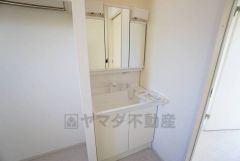 三面鏡つき洗面台。鏡裏にたっぷりとした収納スペースがあります。鏡を閉めてしまえば小物は見えないため、スッキリとした印象の洗面台にできます。