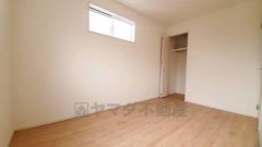 暖かい日差しが差し込む洋室。たっぷり収納できるクローゼット付きでお部屋の中をすっきりと快適に保てます。